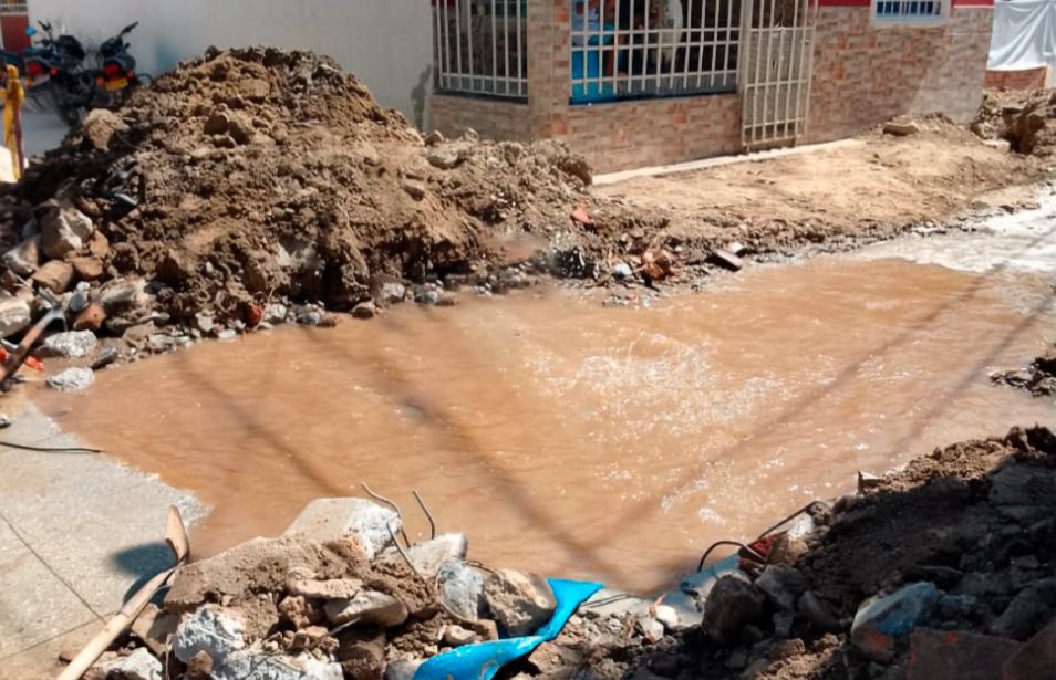 ESSMAR E.S.P. brinda apoyo en atención a la fuga en línea de conducción del tanque Tres Cruces, ocasionada por un tercero