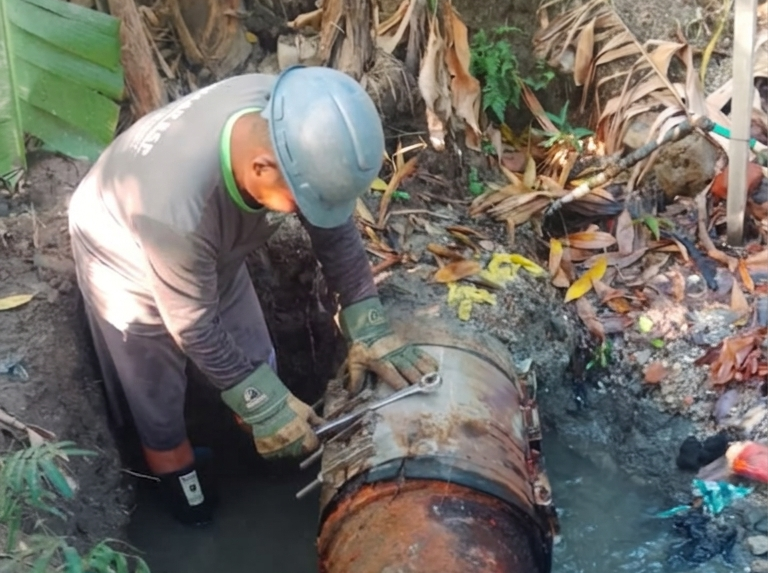 ESSMAR E.S.P. soluciona fuga en tubería de conducción que abastece al sector turístico