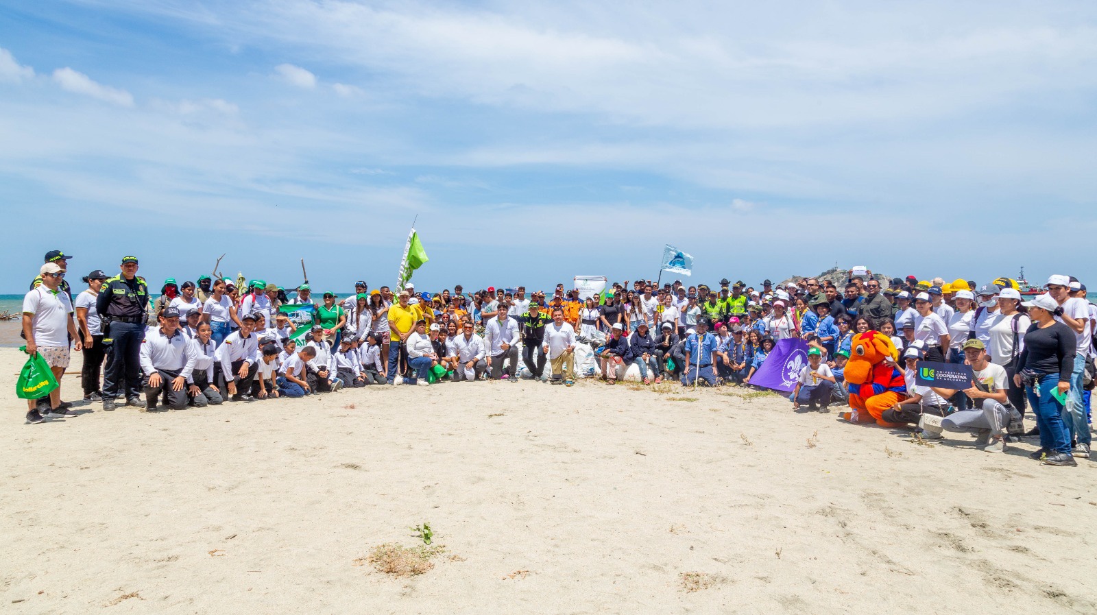 Essmar reunió a más de 700 voluntarios en la jornada de limpieza más grande del mundo en la playa Los Cocos y la desembocadura del río Manzanares