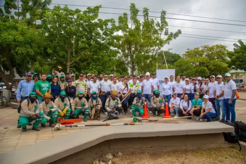 50 personas, entre voluntarios de ESSMAR E.S.P., y  operadores del servicio público domiciliario de aseo ATESA, participaron en la jornada del “Plan de Choque por una Santa Marta más limpia”