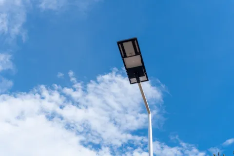 La fase uno del sendero peatonal del Ziruma, resplandece con luminarias solares tipo All in one: ESSMAR