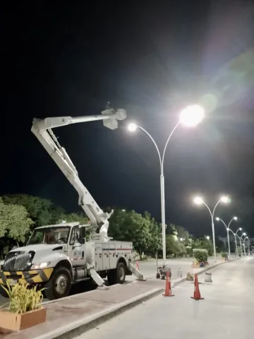 Essmar garantiza el óptimo funcionamiento del alumbrado público en la calle 30 del Distrito de Santa Marta