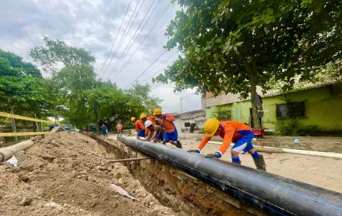 Inició la obra de la línea de conducción de la calle 30 que entregará agua potable a más de 5 mil familias