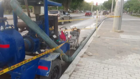 Con la reposición de 60 metros de tuberías, Essmar avanzan en la atención del colector de la carrera 19