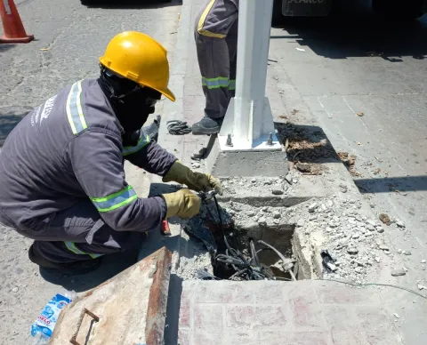 Mantenimientos en alumbrado púbico de la Avenida del Río