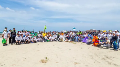 Essmar reunió a más de 700 voluntarios en la jornada de limpieza más grande del mundo en la playa Los Cocos y la desembocadura del río Manzanares