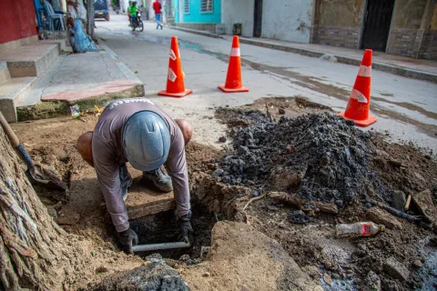 Con un 87% de ejecución, avanzan las obras de reposición de la tubería de alcantarillado en el barrio 7 de agosto