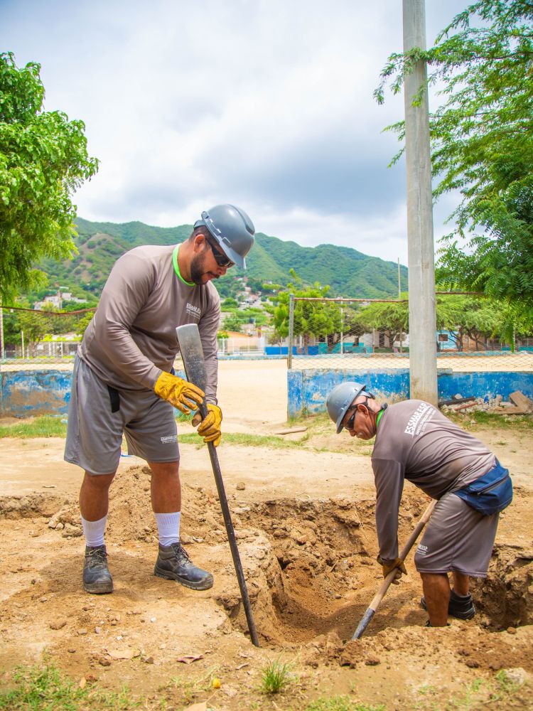 Trabajadores cavando zanja